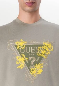 Guess FLOWER TRIANGLE TEE - Print T-shirt - Mossy Green -Guess Clothing Sale 71ba8f7f33dd4e81bcd1a79280b06be4