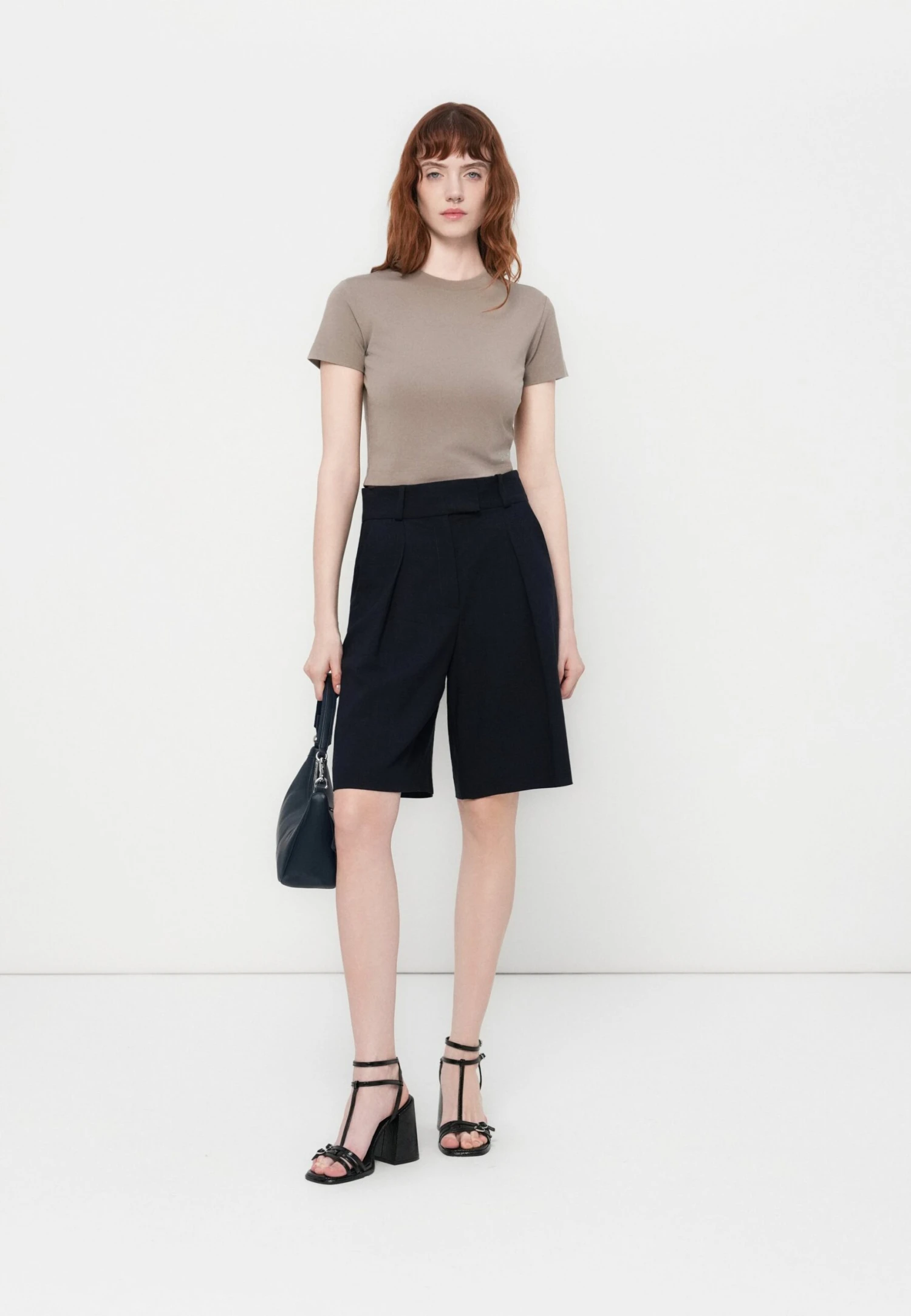 Guess BASIC LOGO TEE - Basic T-shirt - Silk Taupe 2 Guess BASIC LOGO TEE - Basic T-shirt - Silk Taupe - Image 2