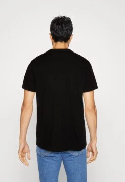 Guess Ss Cn Shaded Triangle - Print T-Shirt - Jet Black -Guess Clothing Sale 723482324eb44e679c88e3fd0ac3189f