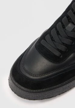 Guess WIMOH - Trainers - Black -Guess Clothing Sale 727f07064e08454ba1660fc67bbb8776