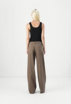 Guess SEXY PALAZZO - Relaxed Fit Jeans - Washed Taupe -Guess Clothing Sale 745babd2712b4156b495327f51549ff3