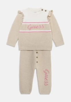 Guess BABY SET - Trousers - Vintage Blush -Guess Clothing Sale 76511f70d46a459d82418fb944bc7166 1
