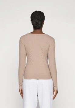 Guess COLETTE TOP - Long Sleeved Top - Silk Taupe -Guess Clothing Sale 7bd8b7375a7747288bba06007b581e46