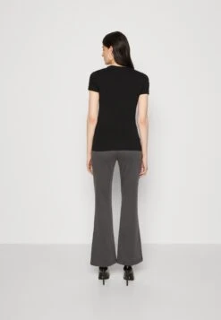 Guess Ss Cn Mini Triangle Tee - Basic T-Shirt - Jet Black -Guess Clothing Sale 7ce9769e2ee0497f84da33b37ae2ca9d