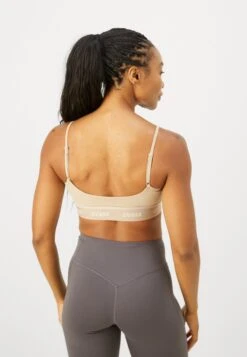 Guess ALBA ACTIVE - Medium Support Sports Bra - Summer Clay -Guess Clothing Sale 7fa523c99c634d4aa61ccddff14224d9