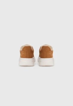Guess ELBAN - Trainers - Cognac -Guess Clothing Sale 8092aa51e8aa450796cec26cc3eea007