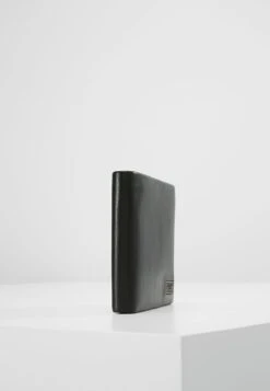 Guess New Boston- Wallet - Black -Guess Clothing Sale 856b19239c10451293dd040dea0f6023