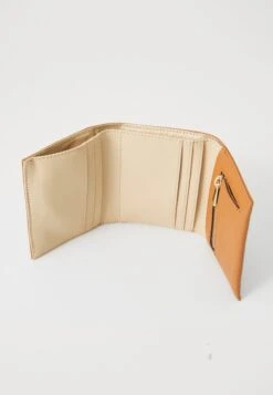Guess LAUREL PETITE TRIFOLD - Wallet - Cognac -Guess Clothing Sale 8750a7d6ca454de992929c7a8918c760