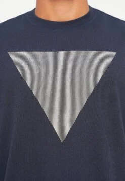 Guess TRIANGLE LOGO TEE - Print T-shirt - Smart Blue -Guess Clothing Sale 880e82e3207a4729babeb6e4331e36ac