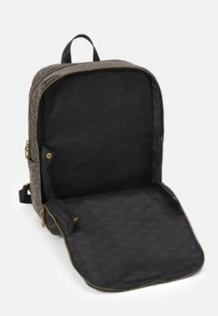 Guess Ederlo Flat Backpack Medium Unisex - Rucksack - Black -Guess Clothing Sale 8cda029b32ea45468f91a1d52bc3aa08