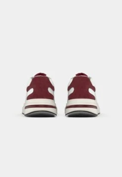 Guess ELBA - Trainers - White/burgundy -Guess Clothing Sale 8d52c6265e424bba86359818a4479d5b