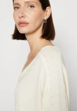 Guess Vneck Lucie - Jumper - Cream White 11 Guess Vneck Lucie - Jumper - Cream White -Guess Clothing Sale 8e6febffe2c64f2192de37d4919a04e0