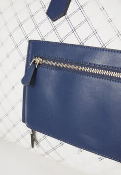 Guess CRUISE VIBE DUFFEL - Weekend Bag - White/navy -Guess Clothing Sale 92f9cd077f8f46e29bc67f027f08cf8b