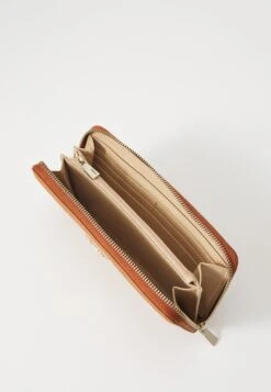 Guess LAUREL LARGE ZIP - Wallet - Cognac 9 Guess LAUREL LARGE ZIP - Wallet - Cognac -Guess Clothing Sale 930db1d4441d4dd9a3fb5a10c6f8477a