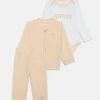 Guess BABY SET UNISEX - Tracksuit - Sand Grain