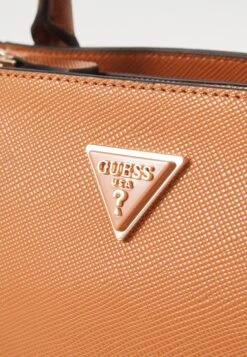 Guess NOELLE II LUXURY SATCHEL - Handbag - Light Cognac 15 Guess NOELLE II LUXURY SATCHEL - Handbag - Light Cognac -Guess Clothing Sale 977df3a254374e888574a4e0e50e2934