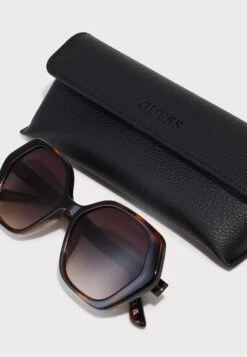 Guess SUNGLASSES UNISEX - Sunglasses - Dark Havana 9 Guess SUNGLASSES UNISEX - Sunglasses - Dark Havana -Guess Clothing Sale 98043862ce26441f927ab728b6deb038