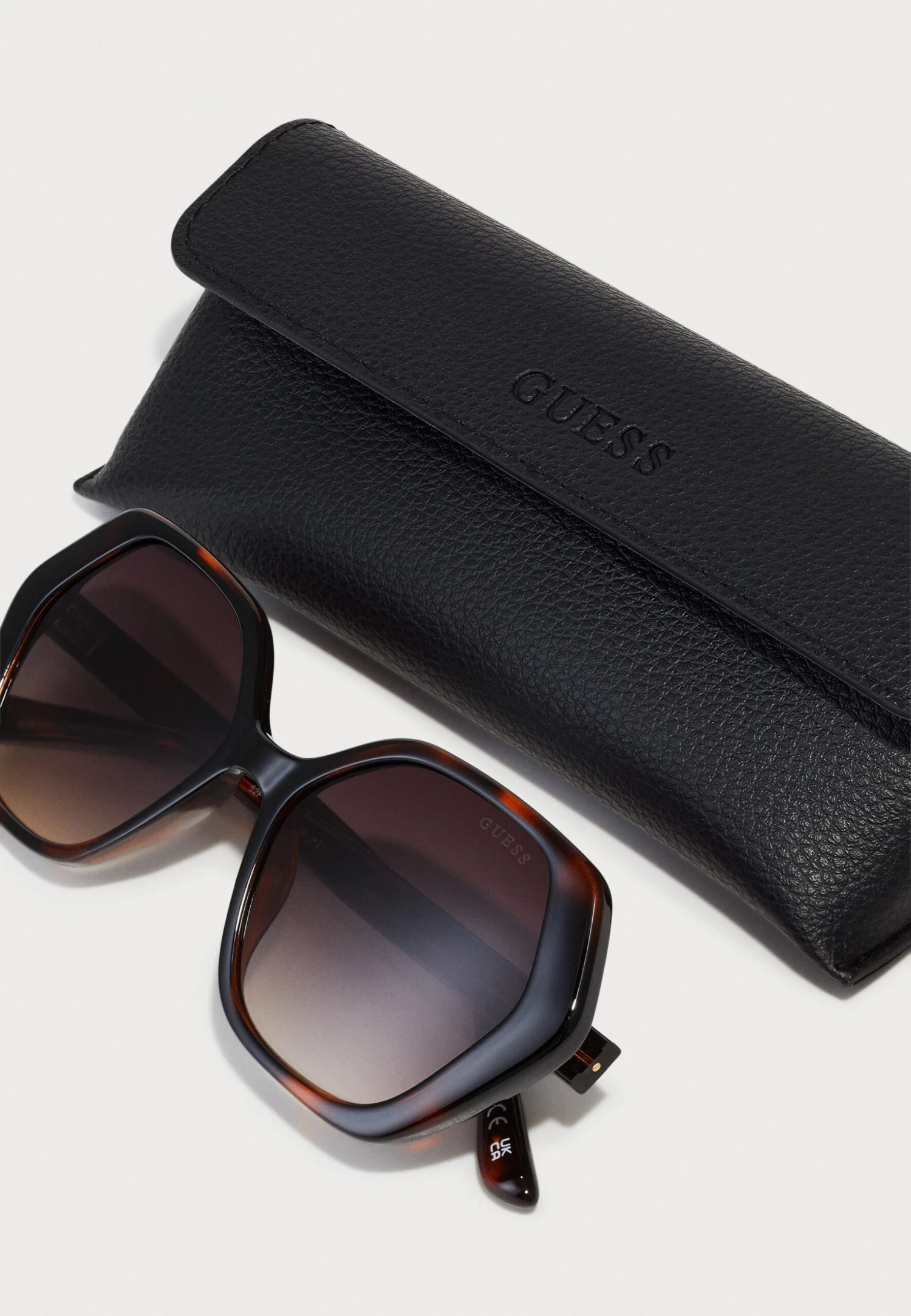 Guess SUNGLASSES UNISEX - Sunglasses - Dark Havana 4 Guess SUNGLASSES UNISEX - Sunglasses - Dark Havana - Image 4