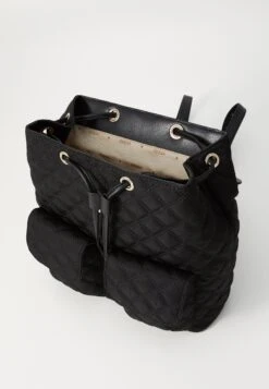 Guess GIULLY II FLAP BACKPACK - Rucksack - Black 8 Guess GIULLY II FLAP BACKPACK - Rucksack - Black -Guess Clothing Sale 99ce883b52ae45369ac9cce867984b69