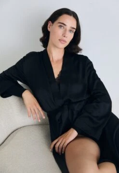 Guess STRASS LOGO LONG KIMONO - Dressing Gown - Jet Black -Guess Clothing Sale 9f7d94d8896d4eb2b95efeb1ba1506e6