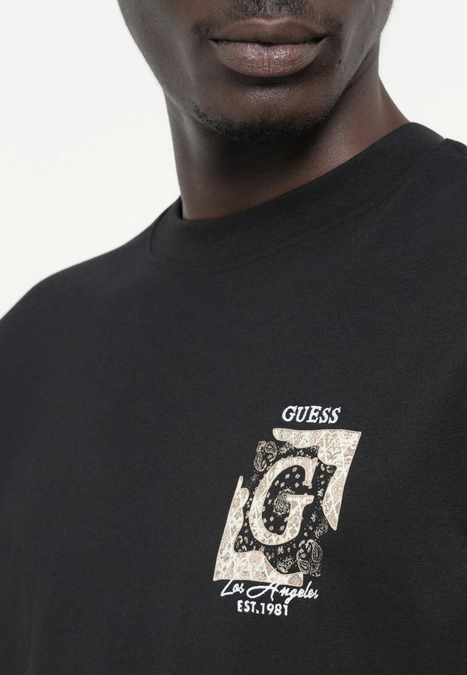 Guess CN SS BACK PAISLEY TEE - Print T-shirt - Jet Black 6 Guess CN SS BACK PAISLEY TEE - Print T-shirt - Jet Black - Image 6