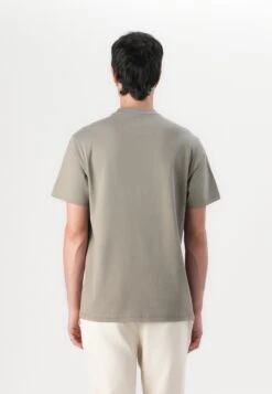 Guess FLOWER TRIANGLE TEE - Print T-shirt - Mossy Green -Guess Clothing Sale a3e3208ea77645a0ad2e1e3b96eea790