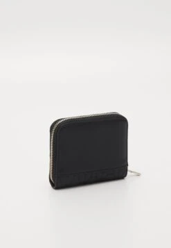 Guess Regillaslg Small Zip Around - Wallet - Black 7 Guess Regillaslg Small Zip Around - Wallet - Black -Guess Clothing Sale a42918b81f5d45438e39bed8e3c40cee