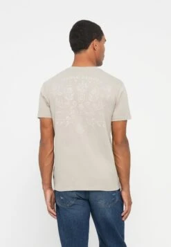 Guess WORLD FAMOUS TEE - Print T-shirt - Pasadena Stone