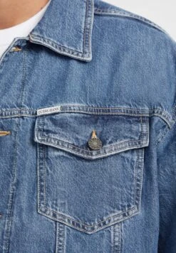 TRUCKER - Denim Jacket - Artistic Medium -Guess Clothing Sale aa18e418a6e845b2a8325e8476f6f16d