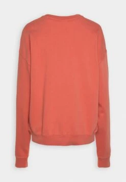 Go Baker Logo Crewneck - Sweatshirt - Peach Peel Multi-Coloured -Guess Clothing Sale abd6959c059c4ca0a6943bbb6a9ade77