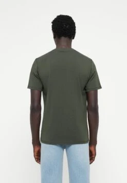 Guess TRIANGLE TEE - Print T-shirt - Green Depths -Guess Clothing Sale af31c8dd17564b529d15a77708835802