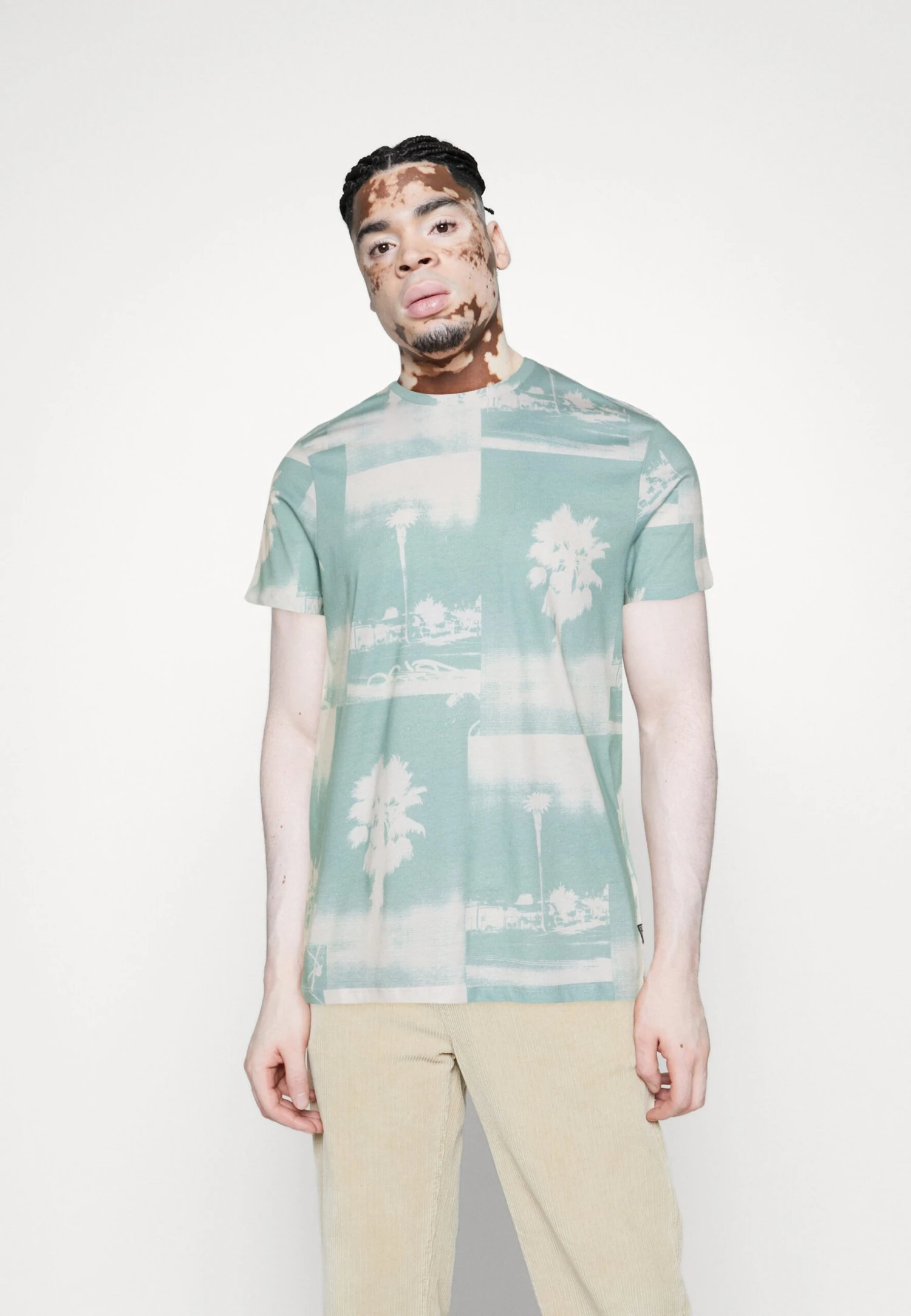 Guess Ss Bsc La Palms Tree- Print T-Shirt - Lagoon Fog 1 Guess Ss Bsc La Palms Tree- Print T-Shirt - Lagoon Fog