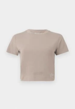 Guess BASIC LOGO TEE - Basic T-shirt - Silk Taupe 15 Guess BASIC LOGO TEE - Basic T-shirt - Silk Taupe -Guess Clothing Sale b1668cbe2d374595a1c94c40892bb12a