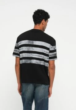 Guess FADED STRIPES TEE - Print T-shirt - Jet Black -Guess Clothing Sale b62134ea08034376995b8dd4ceba21af