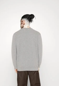 Guess Logo Patch - Sweatshirt - Light Stone Heather -Guess Clothing Sale ba9b8db60bfb4b5eaacd3dd1d864ff46