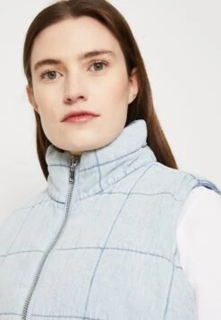 Go Lana Reversible Vest - Waistcoat - Go Venice Light Wash -Guess Clothing Sale bad1a0df161743928928f20c3ae285d1