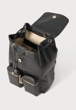 Guess MANHATTAN II FLAP - Backpack - Black 6 Guess MANHATTAN II FLAP - Backpack - Black -Guess Clothing Sale bfeb4a1c23ea43f395585411c2ebfe8b