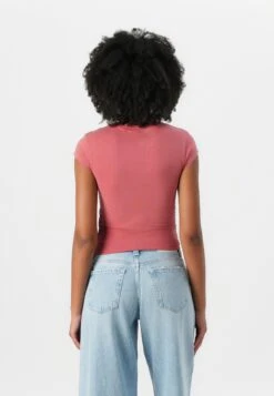 GO VINTAGE SHIRRED WING TEE - Print T-shirt - Slate Rose -Guess Clothing Sale c066ff77881a4a65817ea48e7ca218d3