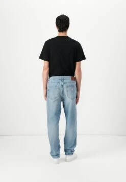 RELAXED TAPER - Jeans Tapered Fit - Used Light Wash 8 RELAXED TAPER - Jeans Tapered Fit - Used Light Wash -Guess Clothing Sale c0852c50d43a495e9ccaf9d5505927f9