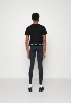 Guess Dorinda Crop Tee - Print T-Shirt - Jet Black -Guess Clothing Sale c5328f0a77784ffcab6ecdd15bfd959a