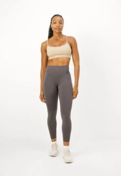 Guess ALBA ACTIVE - Medium Support Sports Bra - Summer Clay -Guess Clothing Sale c58ecfc9e3c840259008bd0778054868