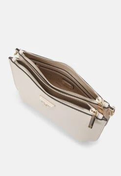 Guess TOP ZIP - Cross Body Bag - Stone 8 Guess TOP ZIP - Cross Body Bag - Stone -Guess Clothing Sale c5d594ee7cd74394beb2590d07c6bde0