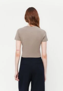 Guess BASIC LOGO TEE - Basic T-shirt - Silk Taupe 13 Guess BASIC LOGO TEE - Basic T-shirt - Silk Taupe -Guess Clothing Sale c6582f4c7bf644ea8992599dd04aeb57