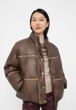 Guess GIPSY - Faux Leather Jacket - Ground Coffee 9 Guess GIPSY - Faux Leather Jacket - Ground Coffee -Guess Clothing Sale c84c1cc5e9f548d09a1736031bae0f6f