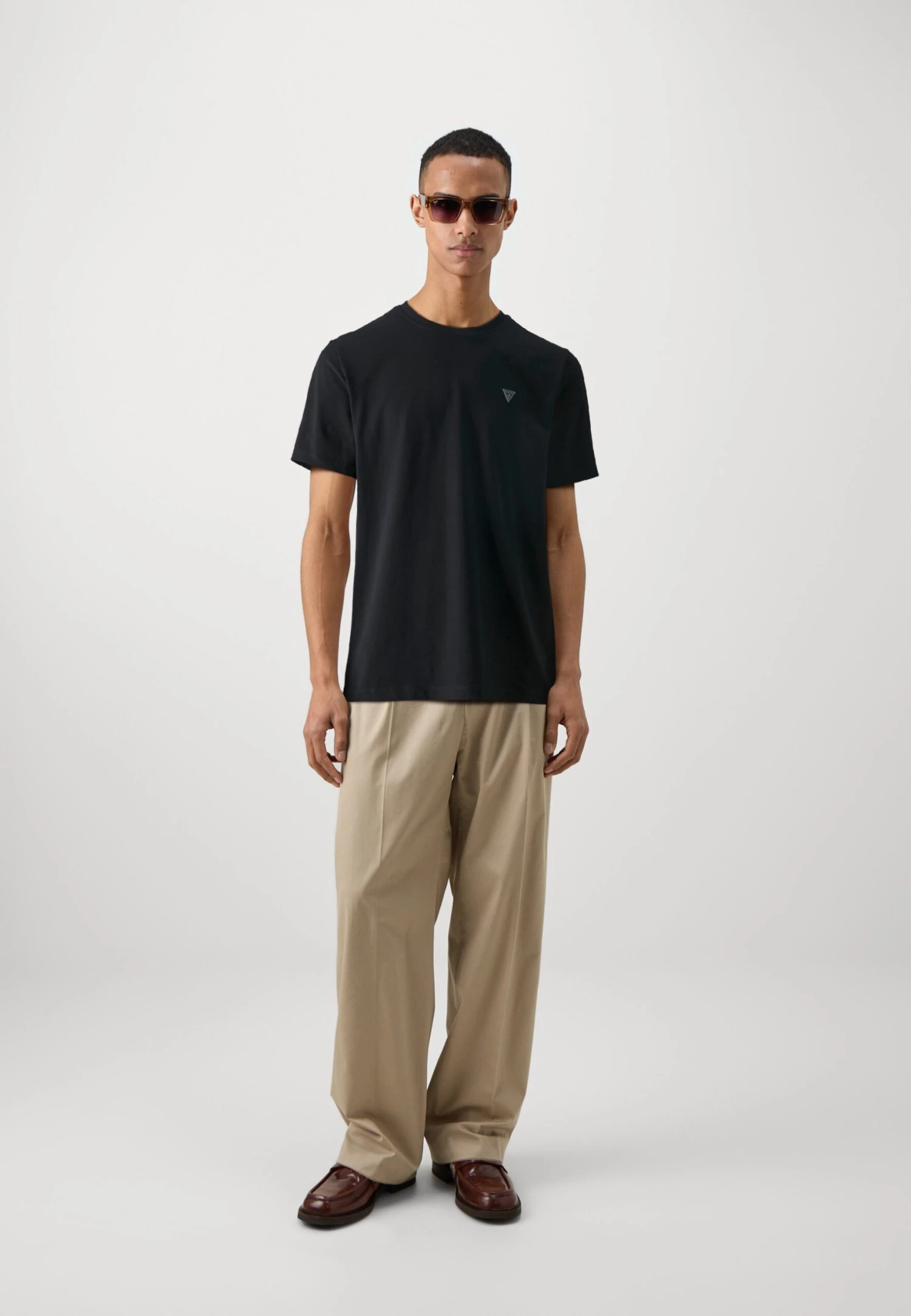 Guess SS CN PATCH - Basic T-shirt - Jet Black 2 Guess SS CN PATCH - Basic T-shirt - Jet Black - Image 2