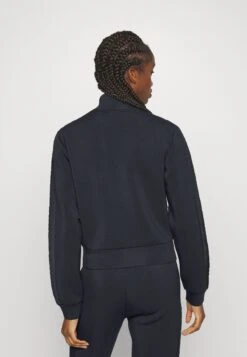 Guess New Allie Scuba Zip - Zip-Up Sweatshirt - Dunkelgrau 7 Guess New Allie Scuba Zip - Zip-Up Sweatshirt - Dunkelgrau -Guess Clothing Sale ca4f058a1c2744a3af97b3e351013f6b