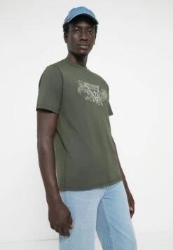 Guess TRIANGLE TEE - Print T-shirt - Green Depths -Guess Clothing Sale cef51eaa29bb47b181cddc399ffdc891