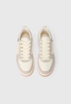 Guess VENKO - Trainers - Cream -Guess Clothing Sale cf67b3cb9edc4936b428e11e2fa95770