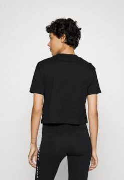 Guess ADELE CROP - Print T-shirt - Jet Black -Guess Clothing Sale d08aea16499046bb945acbb15d7daf63