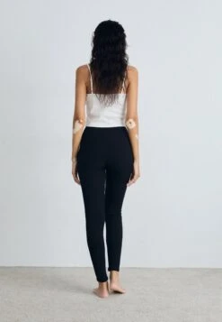 Guess TESSA - Pyjama Bottoms - Zwart 8 Guess TESSA - Pyjama Bottoms - Zwart -Guess Clothing Sale d1c71329178b4d7ba426e3caeb5d4e2e